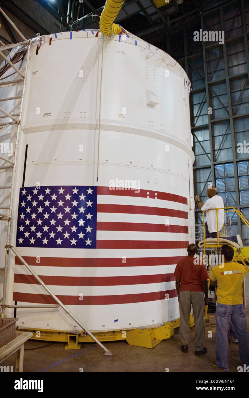 Au Kennedy Space Center Vehicle Assembly Building High Bay 4 en Floride, le technicien Troy Merrick installe une caméra vidéo orientée vers le bas sur les segments 6 et 7 de fusée Ares I-X. La caméra fournira une vidéo en direct pendant le vol d'essai. Ares I-X est un véhicule d'essai du programme Constellation pour la fusée Ares I, qui fait partie d'un système de transport spatial destiné à de futures missions lunaires, mars et solaires. Le vol d'essai est prévu au plus tôt en août 30. Banque D'Images