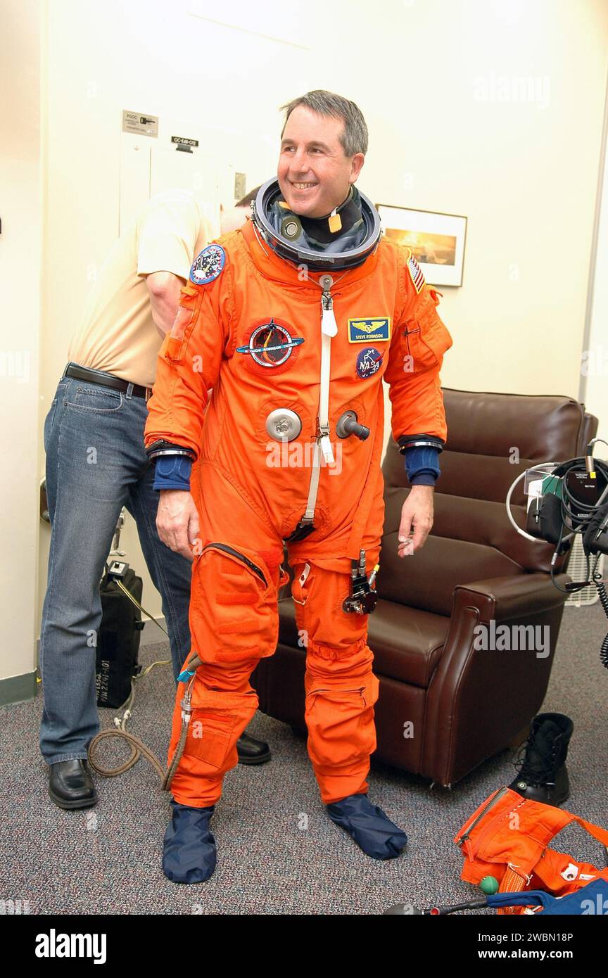 Au Kennedy Space Center, Stephen Robinson, spécialiste de mission STS-114, subit une vérification de l'ajustement de la combinaison de lancement dans le cadre du test de démonstration du compte à rebours terminal. Le TCDT simule les activités de compte à rebours, l'arrêt du moteur principal et les procédures de sortie d'urgence avant les vols de la navette spatiale. STS-114 est la première mission de retour en vol à la Station spatiale internationale avec une fenêtre de lancement du 13 au 31 juillet. Banque D'Images