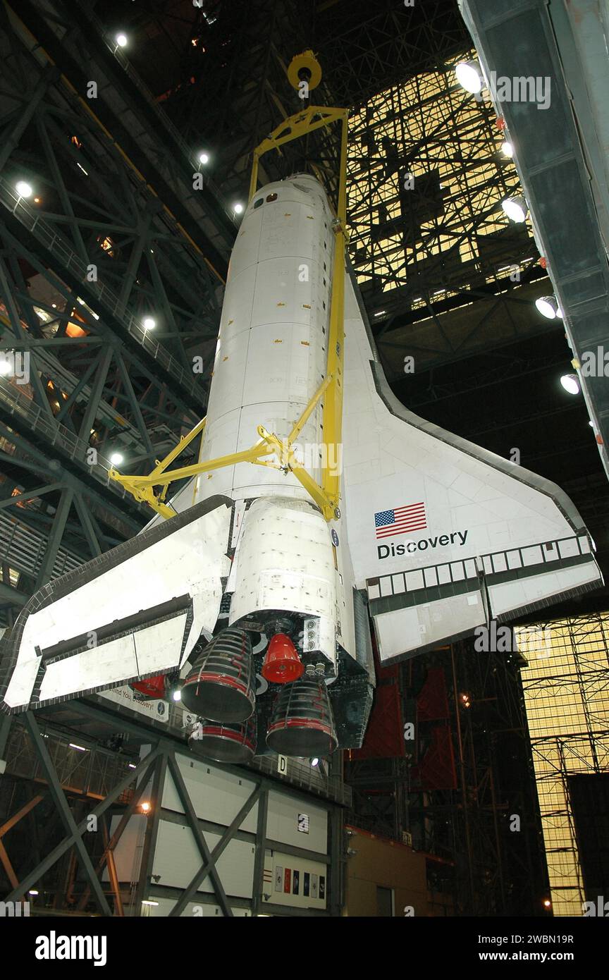 Orbiter Discovery, long de 122 pieds, est abaissé dans l'allée de transfert du bâtiment d'assemblage des véhicules après avoir été séparé de son réservoir externe et de ses propulseurs de fusée solides. Il sera déplacé à la baie haute 3 pour être réacheminé avec le char et-121 pour la mission de retour au vol STS-114, avec une fenêtre de lancement du 13 juillet au 31 juillet. Banque D'Images