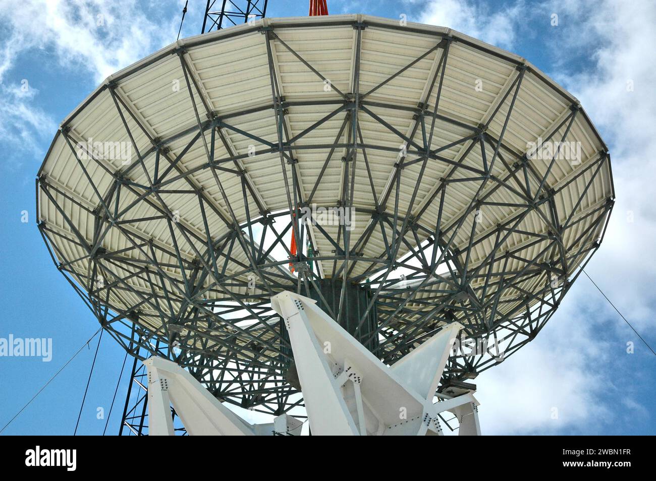 Une antenne parabolique radar en bande C de 50 pieds sur le site de North Merritt Island du Kennedy Space Center est abaissée sur ses contrepoids de structure de support. Le radar suivra les lancements de la navette spatiale et surveillera les débris pendant les missions, débutant sur STS-114. La première mission de retour au vol a une fenêtre de lancement du 13 au 31 juillet. Banque D'Images