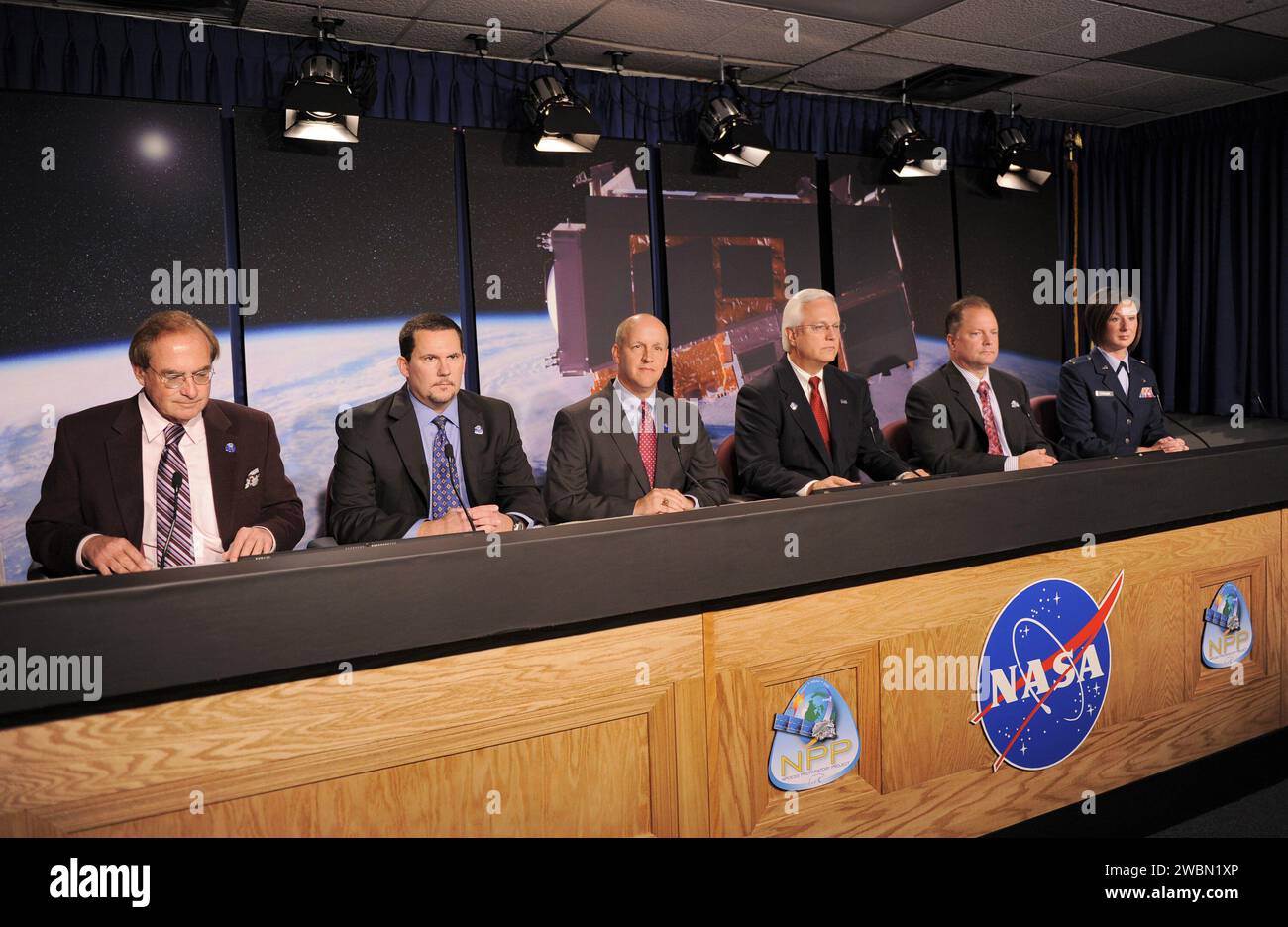 BASE AÉRIENNE DE VANDENBERG, CALIFORNIE -- les participants à la conférence de presse de pré-lancement du vaisseau spatial NPP (National Polar-Orbiting Operational Environmental satellite System Preparatory Project) de la NASA se préparent à s'adresser aux membres des médias réunis à la base aérienne de Vandenberg, en Californie. Les panélistes sont, de gauche à droite, George Diller, commentateur du lancement de la NASA, Andrew Carson, directeur du programme NPP, siège de la NASA, Tim Dunn, directeur du lancement de la NASA, Kennedy Space Center, Vernon Thorp, directeur de programme, missions NASA, United Launch Alliance, Ken Schwer, gestionnaire de projet NPP, Goddard Space Flight Center, an Banque D'Images