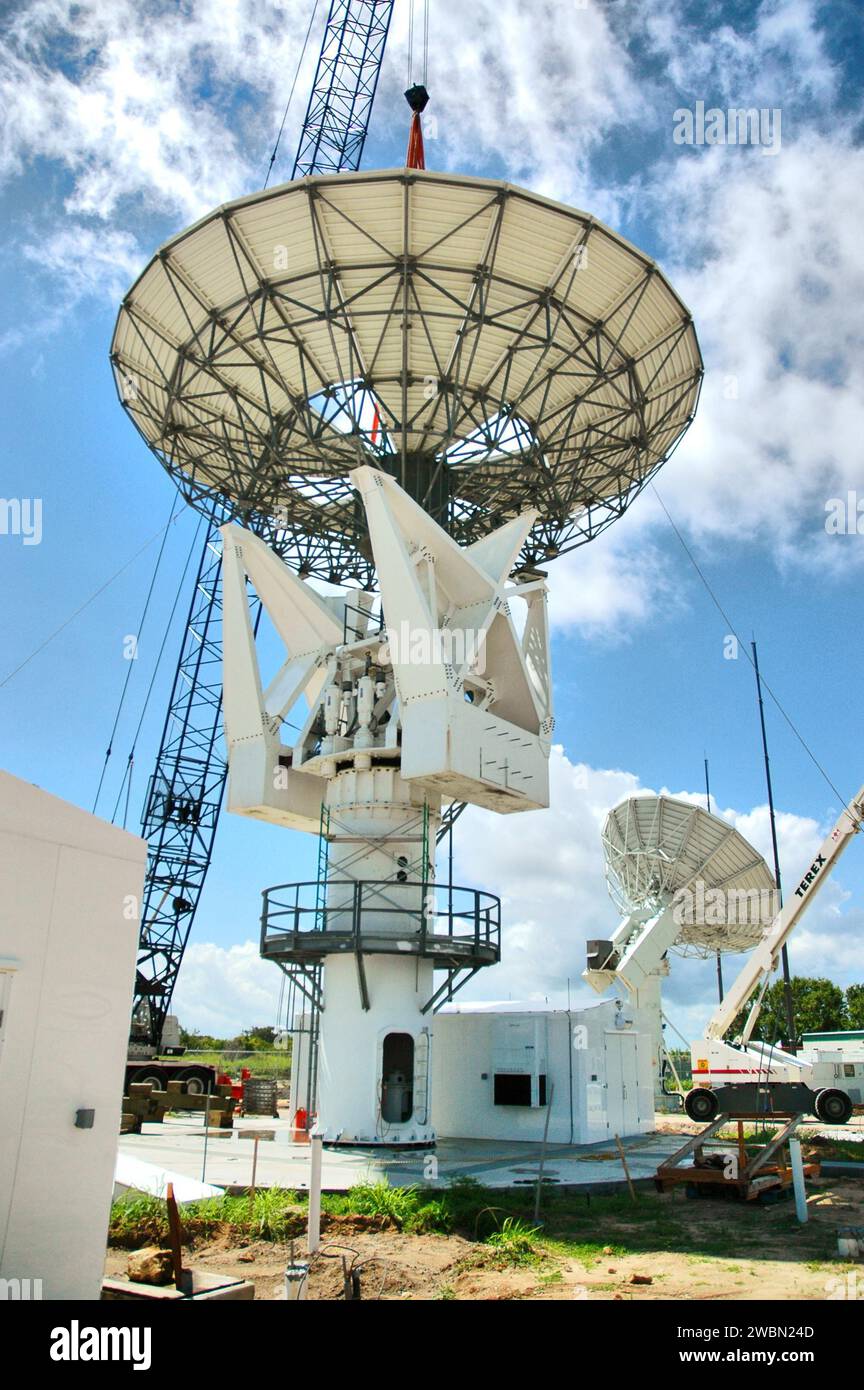 Au site radar du Kennedy Space Center sur North Merritt Island, la parabole d'antenne radar de bande C de 50 pieds est installée au sommet de la structure de support. Le radar suivra les lancements de navettes et surveillera les débris potentiels, débutant sur le STS-114 lors de la première mission de retour au vol du 13 au 31 juillet. Banque D'Images