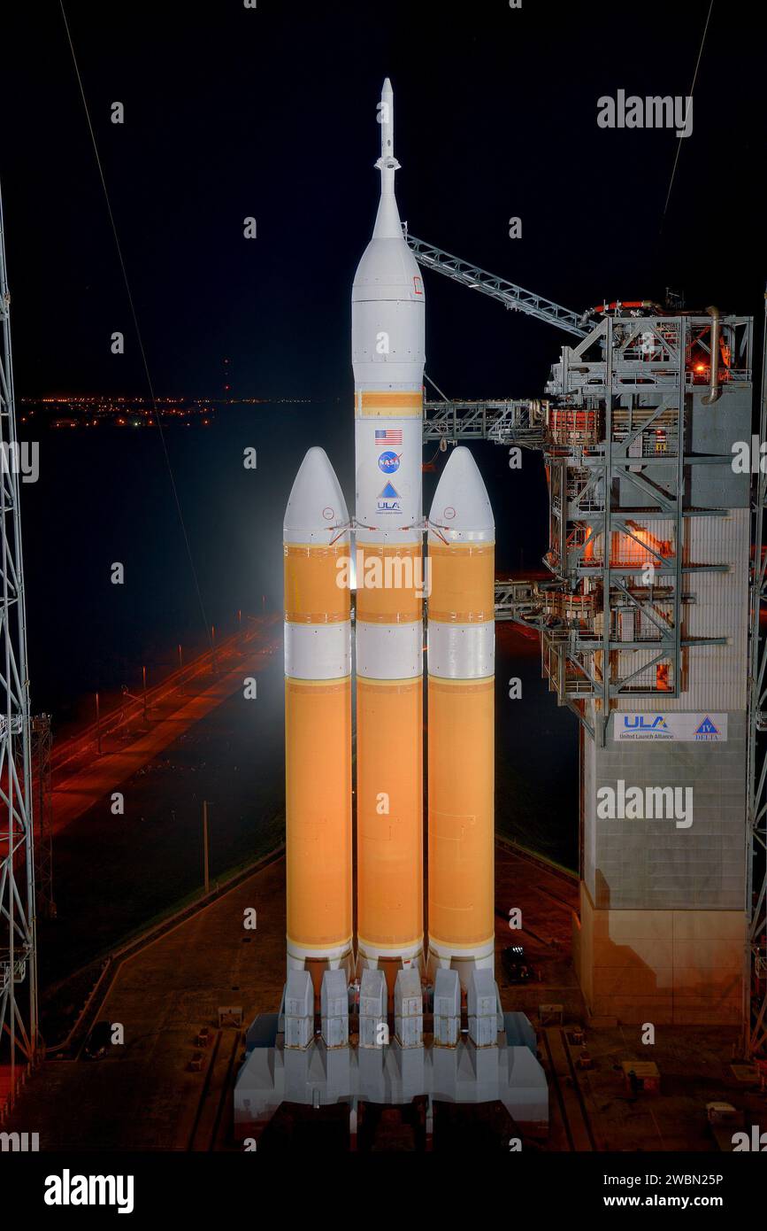 Le vaisseau spatial Orion de la NASA au sommet d'une fusée lourde Delta IV de l'United Launch Alliance a été révélé le 3 décembre 2014 alors que le portique de lancement a reculé au Space Launch Complex 37, Cap Canaveral. Banque D'Images