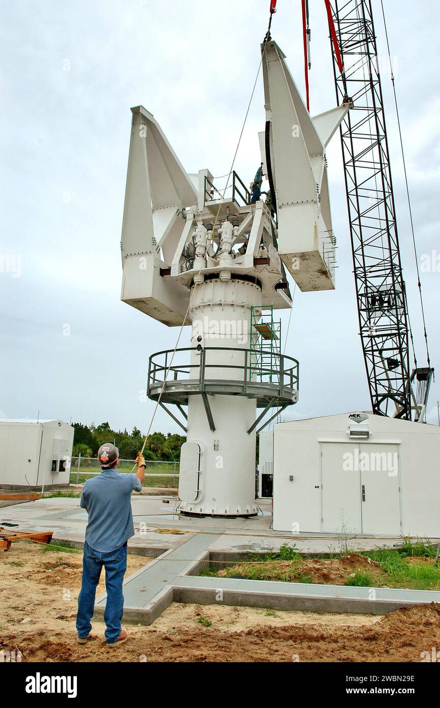 Le deuxième contrepoids pour une antenne radar en bande C de 50 pieds à North Merritt Island a été levé en place. Le radar suivra les lancements de la navette spatiale et observera les débris pendant les missions, utilisées pour la première fois sur le STS-114, avec une fenêtre de lancement du 13 au 31 juillet. Banque D'Images