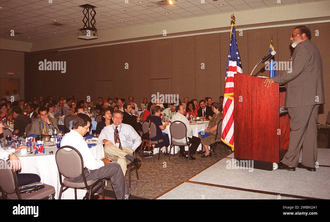 KENNEDY SPACE CENTER, FLORIDE. -- le directeur adjoint du centre Jim Jennings parle aux invités lors de la célébration annuelle du mois du patrimoine hispanique, qui se tient au centre de conférence Kurt Debus au KSC. Présidé par Rey N. Diaz et Maria Lopez-Tellado, qui ont reçu des plaques de reconnaissance pour leurs efforts, l'événement a également comporté un déjeuner et les commentaires de Miguel Rodriquez, chef du Bureau de l'intégration du Bureau conjoint de gestion de la performance. Le serment d'allégeance et d'invocation a été dirigé par Joseph Tellado, Station spatiale internationale Payload Processing. Le Merrit Island High School ROTC a fourni la couleur gu Banque D'Images