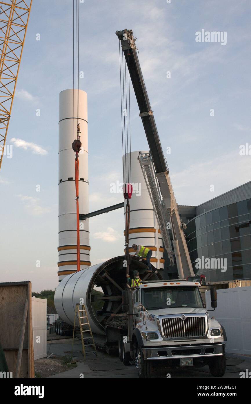 Les travailleurs du Kennedy Space Center Visitor Complex soulèvent un segment pour une réplique double Solid Rocket Boosters en face de l'exposition de la navette spatiale Atlantis en construction. Les SRB mesurent 150 pieds de haut, et la réplique de réservoir externe atteindra 184 pieds. Les SRB ont été utilisés pour soulever la navette en utilisant des propergols liquides pour les moteurs principaux. Banque D'Images
