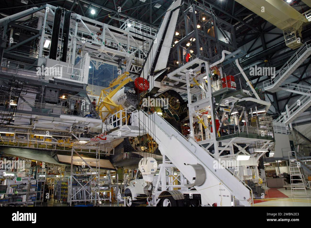 L'installation du module du système de manœuvre orbital gauche sur la navette spatiale Atlantis est terminée dans la baie 1 de l'installation de traitement Orbiter au Kennedy Space Center. OMS fournit la poussée pour l'insertion d'orbite, la circularisation, le transfert, le rendez-vous, le désorbit, et abandonner les manœuvres. Chaque nacelle contient un moteur OMS et des systèmes de propulsion. Atlantis est affecté à STS-121, prévu du 12 au 31 juillet. Banque D'Images