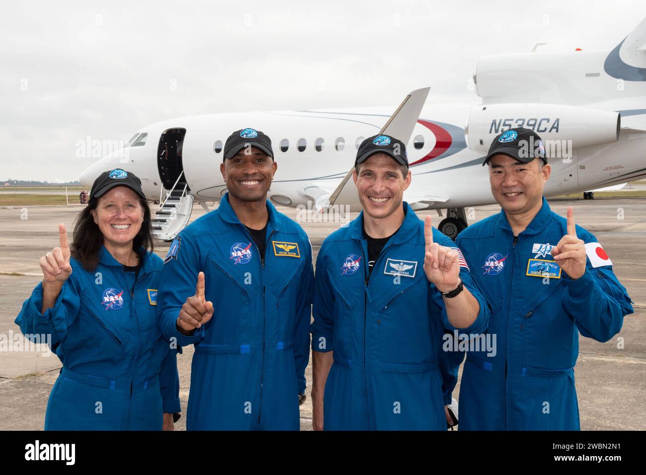 De gauche à droite, les astronautes de la NASA Shannon Walker, Victor Gover et Michael Hopkins, ainsi que Soichi Noguchi de l’Agence japonaise d’exploration aérospatiale (JAXA), montent à bord d’un avion depuis Ellington Field près du Johnson Space Center de l’agence à Houston, au Texas. en route pour le Kennedy Space Center en Floride pour la mission SpaceX Crew-1 de la NASA pour commencer les préparatifs de lancement final. Crew-1 est la première mission opérationnelle du vaisseau spatial SpaceX Crew Dragon et de la fusée Falcon 9 à destination de la Station spatiale internationale dans le cadre du programme commercial Crew de l’agence. Banque D'Images