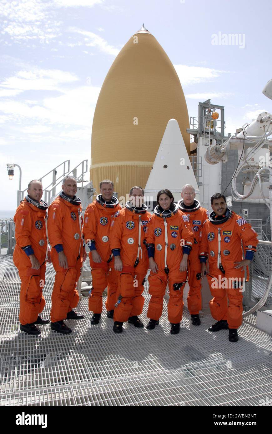 Les membres de l'équipage du STS-128, dont le commandant Rick Sturckow, le pilote Kevin Ford et les spécialistes de mission Danny Olivas, Christer Fuglesang, Nicole Stott, Patrick Forrester et Jose Hernandez, rassemblez-vous au niveau de 225 pieds de la structure de service fixe du Kennedy Space Center. Ils effectuent un test de démonstration du compte à rebours terminal et livreront 33 000 livres d'équipement à la Station spatiale internationale. Banque D'Images