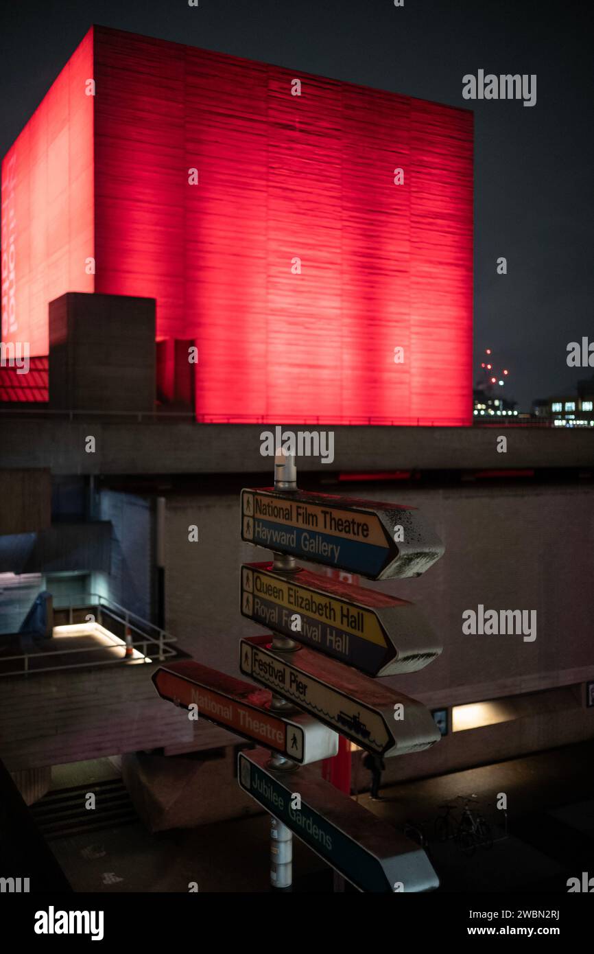 Iluminated Red National Theatre bankside, Southbank, centre de Londres, Angleterre. Banque D'Images