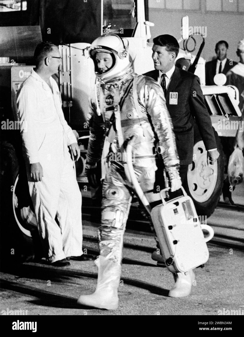 CENTRE SPATIAL KENNEDY, FLA. -- pour la deuxième journée consécutive, l'astronaute L. Gordon Cooper Jr. Part à 4 55 h HNE de son logement au Hangar 's' pour se rendre à la plate-forme de lancement 14 pour la quatrième mission orbitale terrestre habitée. Après avoir été lancé à bord d'un Atlas Mercury, l'astronaute Cooper orbitera autour de la Terre 22 fois. L'astronaute Walter Schirra suit l'astronaute Cooper jusqu'au fourgon de transfert. Banque D'Images