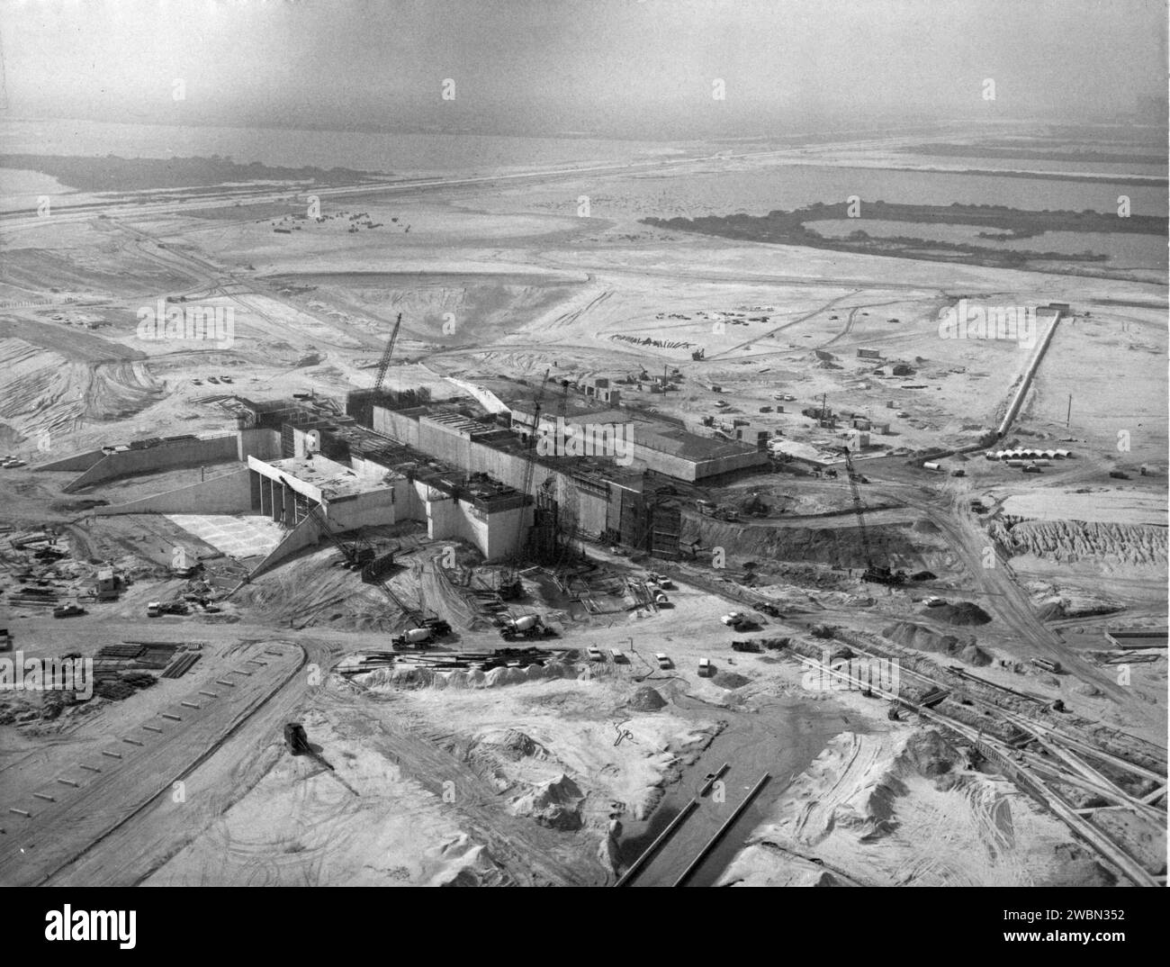 CENTRE SPATIAL KENNEDY, FLA. -- une vue aérienne des premières constructions du Launch Pad 39a, regardant vers le sud-ouest. PAD 39a est l'un des deux sites de lancement de la fusée Apollo Saturn V Moon. Chaque site est un polygone à huit côtés et de 3 000 pieds de large. La plate-forme est de 390 pieds par 325 pieds en béton armé, debout à 48 pieds au-dessus du niveau de la mer. La tranchée de flamme au centre contient un déflecteur de flamme de 700 000 livres pendant les opérations de lancement. Banque D'Images