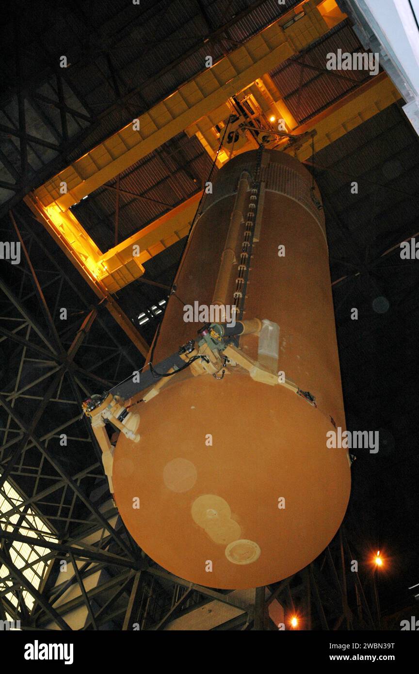 Le réservoir externe et-121 et les Solid Rocket Boosters ont été soulevés dans la baie 3 du bâtiment d'assemblage de véhicules au Kennedy Space Center pour la mission de retour au vol STS-114 avec Discovery. Un réchauffeur a été ajouté aux soufflets de la conduite d'alimentation pour réduire la glace et le gel. Initialement prévu pour Atlantis sur STS-121, maintenant utilisé pour Discovery. Fenêtre de lancement du 13 au 31 juillet. Banque D'Images