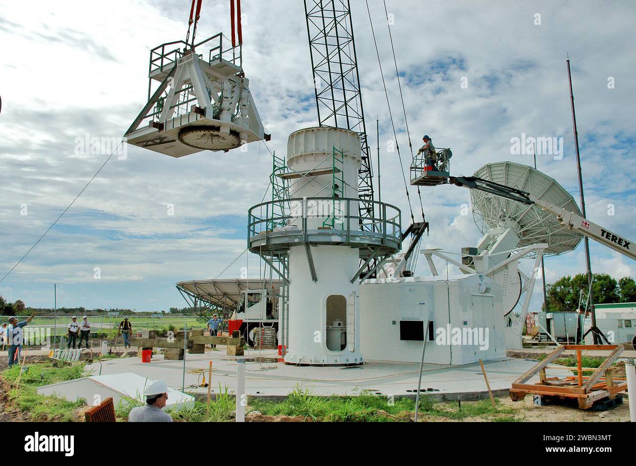 À North Merritt Island, en Floride, une section de la base de soutien d'une antenne radar en bande C de 50 pieds est positionnée. Le radar surveillera les lancements de la navette spatiale et détectera les débris, et sera utilisé pour la première fois sur le STS-114, avec une fenêtre de lancement du 13 au 31 juillet. Banque D'Images