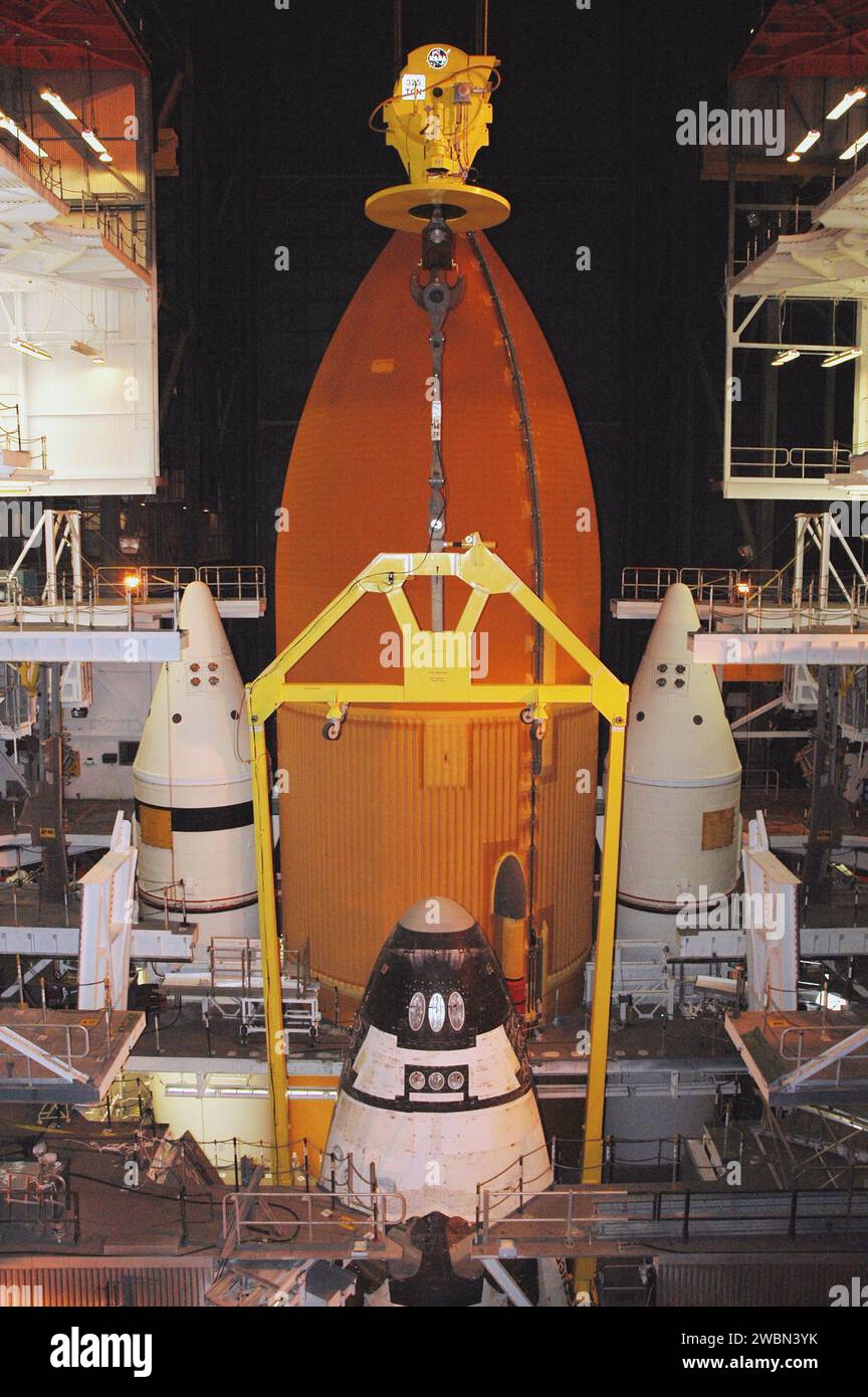 Dans la baie haute 1 du bâtiment d'assemblage de véhicules du Kennedy Space Center, une grue est prête à soulever l'orbiteur Discovery du réservoir externe et des propulseurs de fusées solides. Discovery sera réintégré à l'et-121 et ramené à l'aire de lancement pour la mission de retour au vol STS-114, avec une fenêtre de lancement du 13 au 31 juillet. Banque D'Images