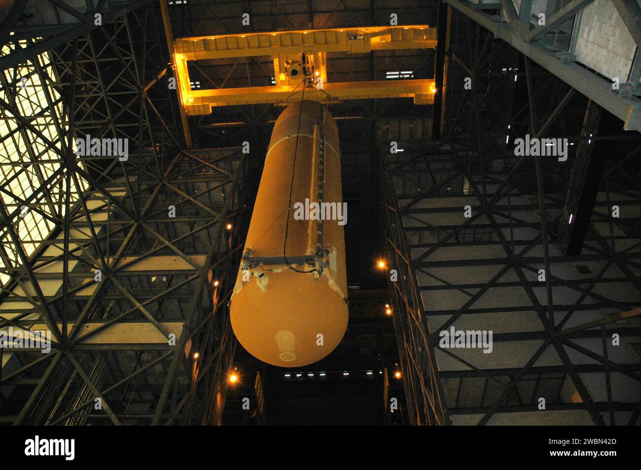 Un pont roulant abaisse le réservoir externe et-121 dans High Bay 3 du bâtiment d'assemblage de véhicules au Kennedy Space Center. Le char et les Solid Rocket Boosters ont été réaffectés d'Atlantis sur STS-121 pour lancer Discovery sur STS-114, la première mission de retour au vol vers la Station spatiale internationale. Un réchauffeur sera ajouté pour réduire l'accumulation de glace et de givre. La fenêtre de lancement s'étend du 13 au 31 juillet. Banque D'Images