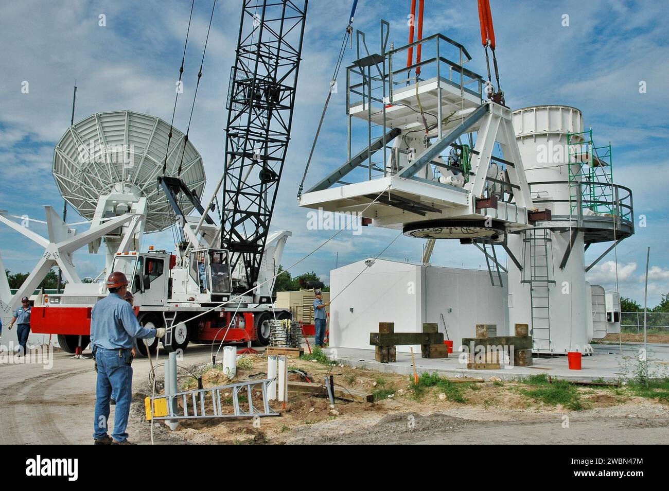 Une grue installe les composants structurels d'une antenne radar de bande C de 50 pieds sur North Merritt Island, en Floride. Le radar suivra les lancements de navettes et détectera les débris pendant la mission STS-114, la première mission de retour au vol, prévue du 13 au 31 juillet. Banque D'Images
