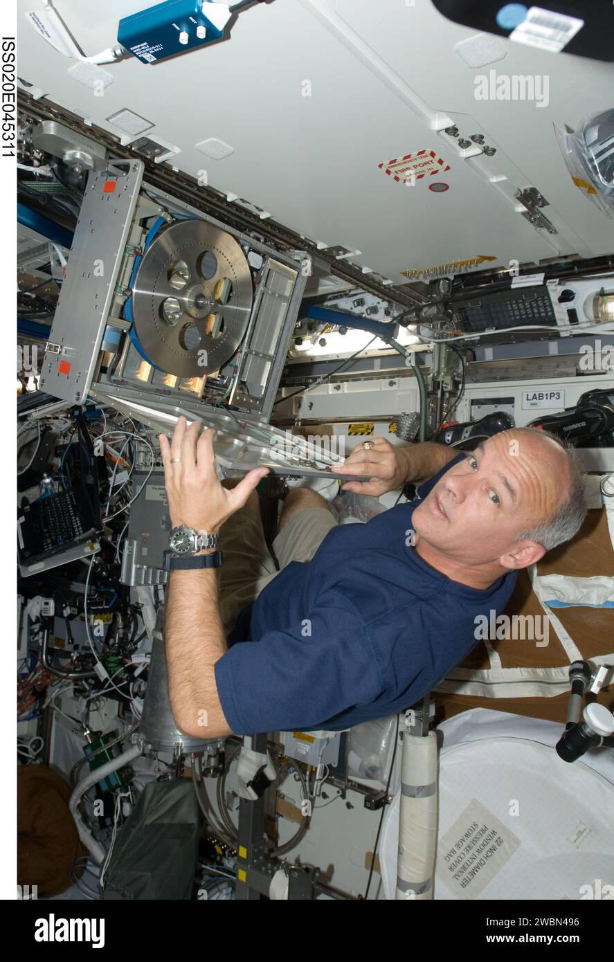 Jeffrey Williams, astronaute de la NASA, ingénieur de vol de l'expédition 21, effectue la maintenance en vol de l'ergomètre à cycle avec système d'isolation et de stabilisation des vibrations (CEVIS) à l'intérieur du laboratoire Destiny de la Station spatiale internationale. Banque D'Images