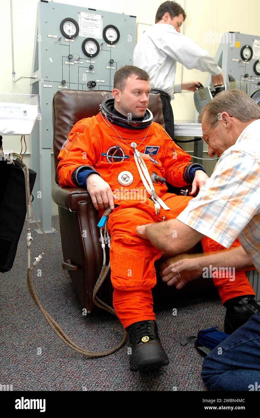 James Kelly, pilote de STS-114, se met en relation avec un technicien au Kennedy Space Center lors d'un test de démonstration de compte à rebours terminal. La répétition générale comprend des simulations de compte à rebours, une familiarisation avec l'équipement et une formation à l'évacuation d'urgence avant la mission vers la Station spatiale internationale avec une fenêtre de lancement du 13 au 31 juillet. Banque D'Images
