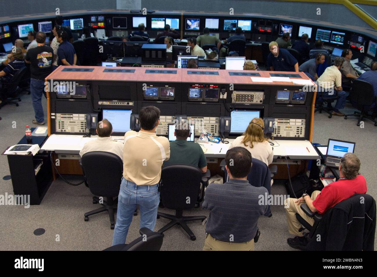 L’équipe de la mission Ares I-X de la NASA surveille les données dans la salle de tir du Launch Control Center du Kennedy Space Center lors de la première mise sous tension de la fusée. L'Ares I-X est un véhicule d'essai pour l'Ares I dans le cadre du programme Constellation, qui est conçu pour soutenir les futures missions avec équipage sur la lune, mars et au-delà. Banque D'Images