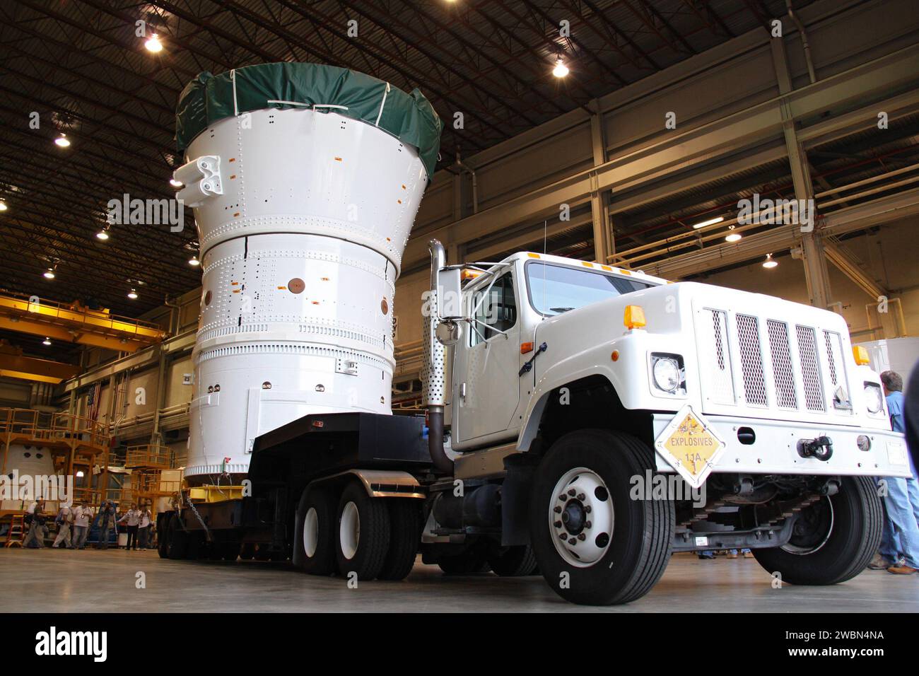 Au Kennedy Space Center, l'assemblage avant Ares I-X, y compris le tronc et les jupes avant, est déplacé de l'installation d'assemblage et de rénovation au bâtiment d'assemblage des véhicules pour être empilé. Le test en vol Ares I-X soutient le programme Constellation de la NASA pour faire avancer les missions lunaires. Banque D'Images