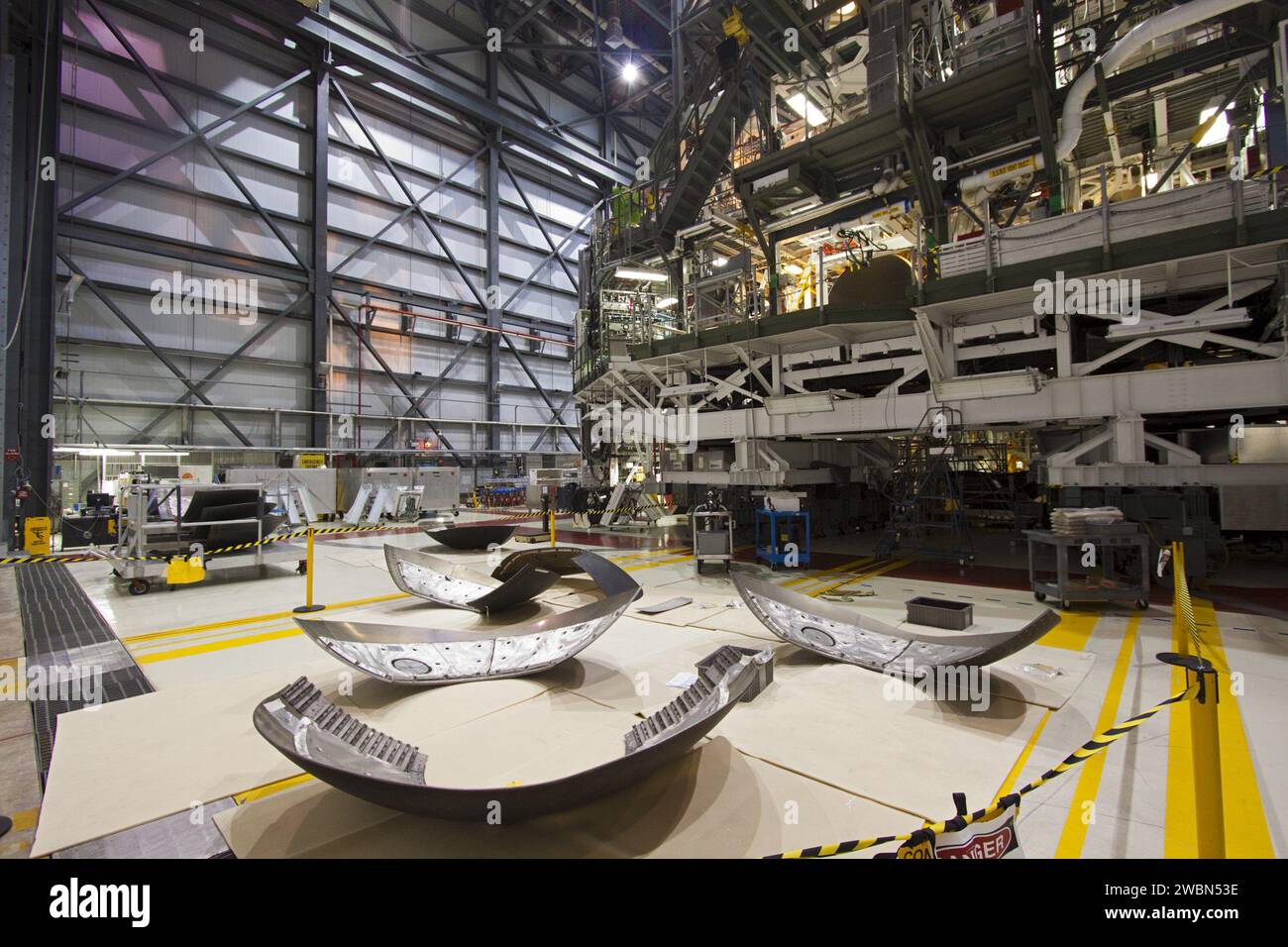 CAP CANAVERAL, Floride. – À l’intérieur de l’Orbiter Processing Facility-1 du Kennedy Space Center de la NASA en Floride, les paupières et les boucliers thermiques sont en cours de préparation pour l’installation sur les répliques des moteurs principaux de la navette Discovery. Les écrans thermiques sont composés de deux sections en forme de demi-cercle de tuiles de système de protection thermique qui entourent les moteurs. Le travail fait partie du processus de transition et de retrait de Shuttle Discovery dans le cadre du Programme de la navette spatiale. Discovery est en préparation pour être exposé au Musée national de l’Air et de l’espace du Smithsonian, Steven F. Udvar-Hazy Center à Chantilly, va Banque D'Images