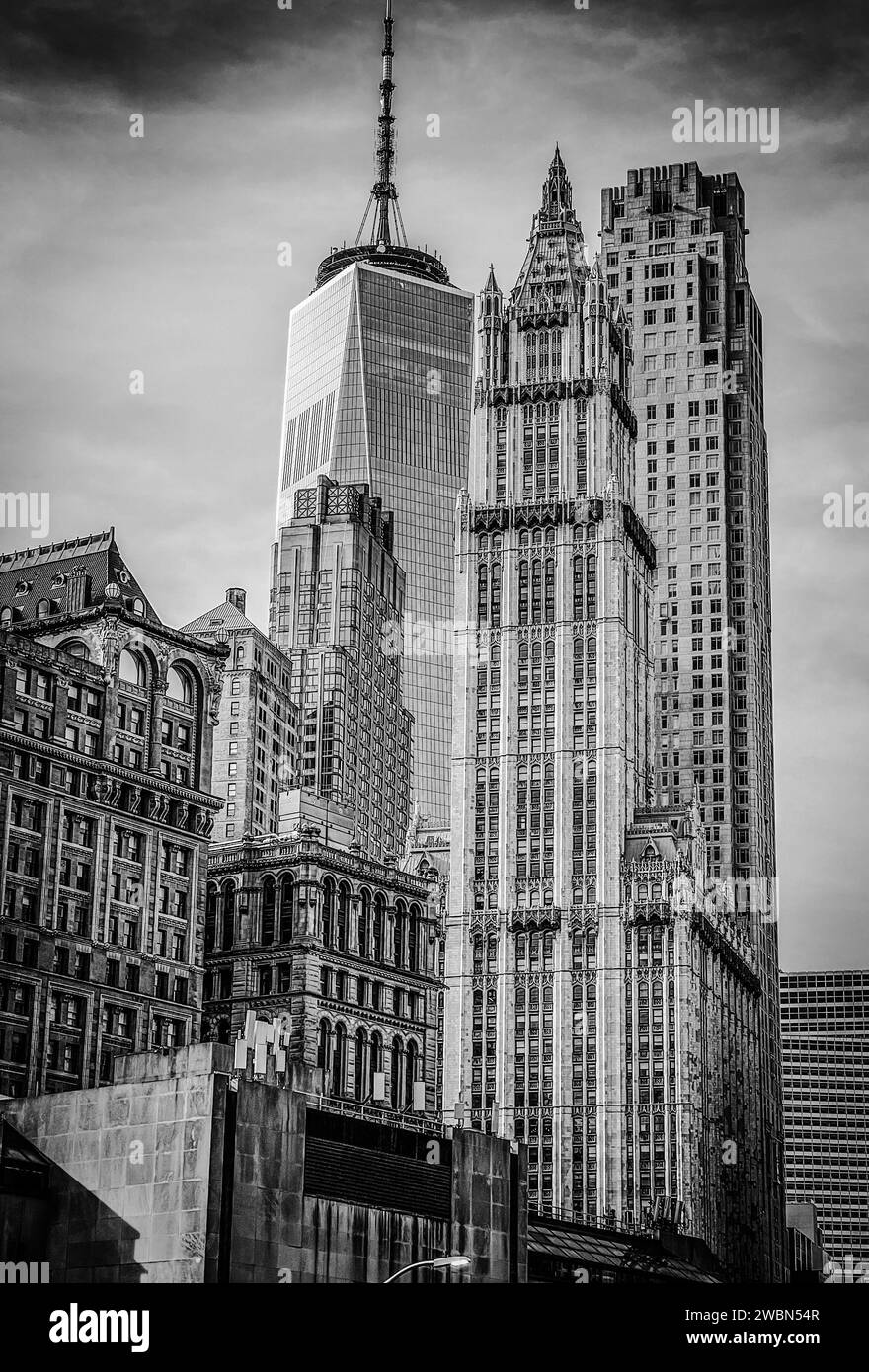 Vue de plusieurs gratte-ciel, dont le World Trade Centre en arrière-plan et le Woolworth Building au premier plan Banque D'Images