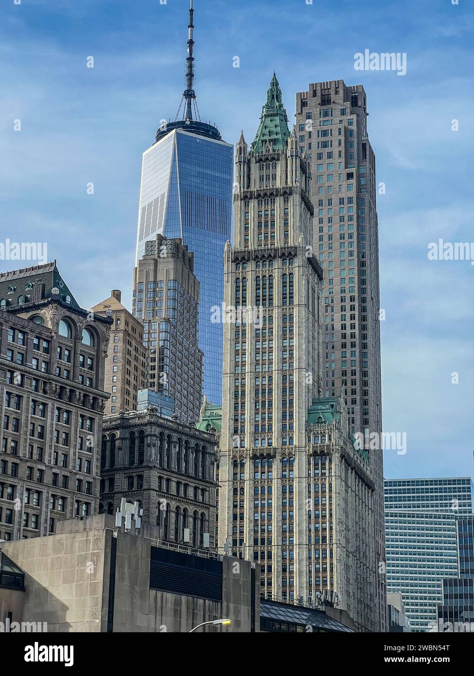Vue de plusieurs gratte-ciel, dont le World Trade Centre en arrière-plan et le Woolworth Building au premier plan Banque D'Images