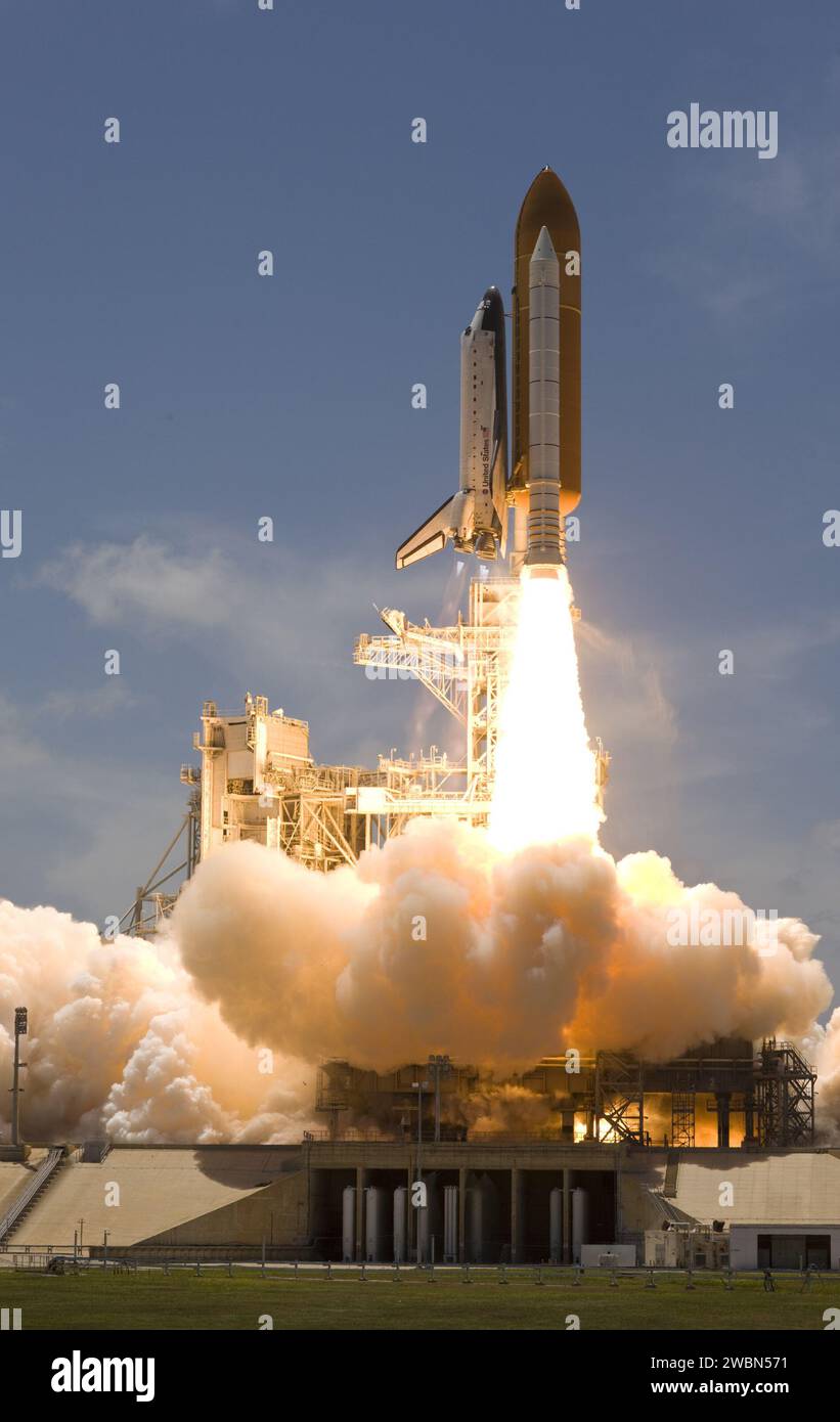 Atlantis a décollé de l'aire de lancement 39A au Kennedy Space Center le 14 mai pour le STS-132 vers l'ISS, produisant un panache d'échappement sous la plate-forme du lanceur mobile. STS-132 était le 32e vol d’Atlantis et la 132e mission de navette, axée sur l’assemblage et la maintenance de la station. Banque D'Images
