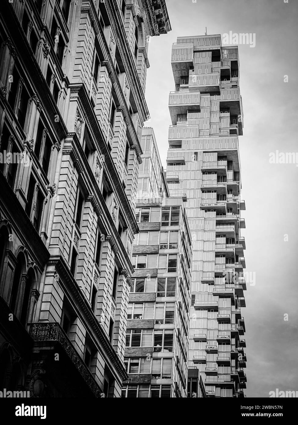New-Yok, États-Unis, 16 novembre 2023 ; vue d'un gratte-ciel moderne conçu par l'architecte Pavel Bendov, avec la façade d'un ancien bâtiment en contraste Banque D'Images