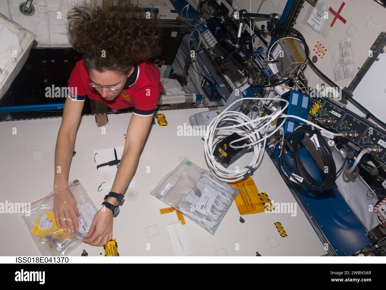 ISS018-F-041370 (21 mars 2009) --- l'astronaute Sandra Magnus, spécialiste de la mission STS-119, se prépare à travailler avec l'expérience du système de test portable de développement d'applications Lab-on-a-Chip (LOCAD-PTS) dans le laboratoire Destiny alors que la navette spatiale Discovery reste amarrée à la Station spatiale internationale. LOCAD-PTS est un appareil portatif pour la détection rapide de substances biologiques et chimiques à bord de la station. Banque D'Images