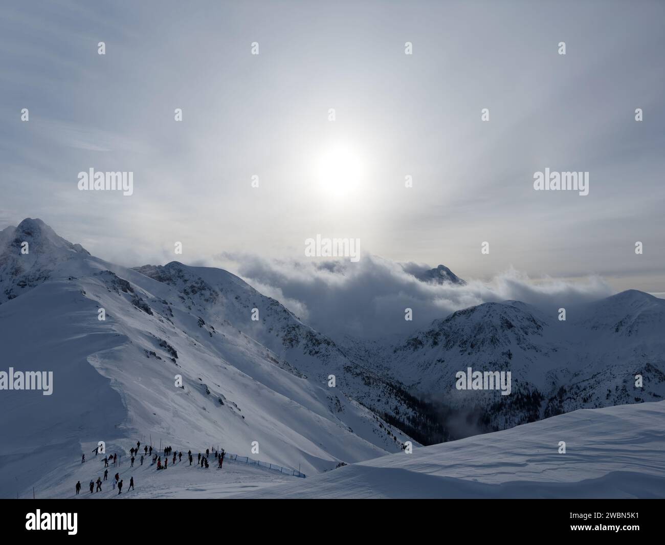 Brouillard neigeux ou blizzard sur le sommet des Tatras en hiver. Sentier de randonnée avec des touristes, lieu populaire en Pologne, Kasprowy Wierch. Banque D'Images