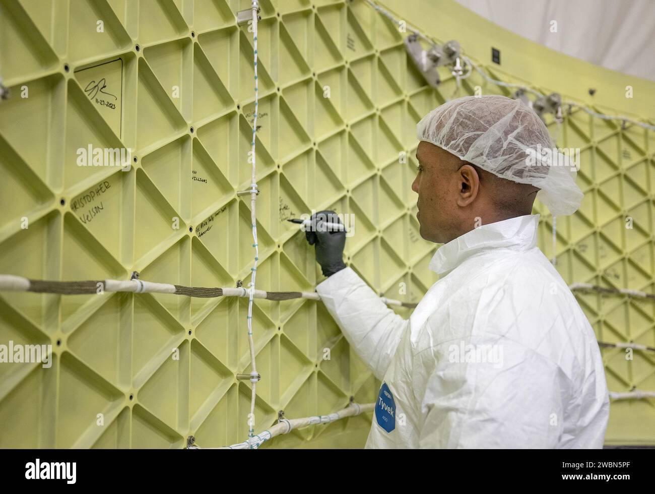 Les astronautes d’Artemis II Victor Glover, Reid Wiseman, Christina Koch et Jeremy Hansen ont visité le Marshall Space Flight Center de la NASA à Huntsville, en Alabama, le 27 novembre, observant les systèmes de fusée SLS et signant l’adaptateur d’étage Orion pour la mission. Banque D'Images