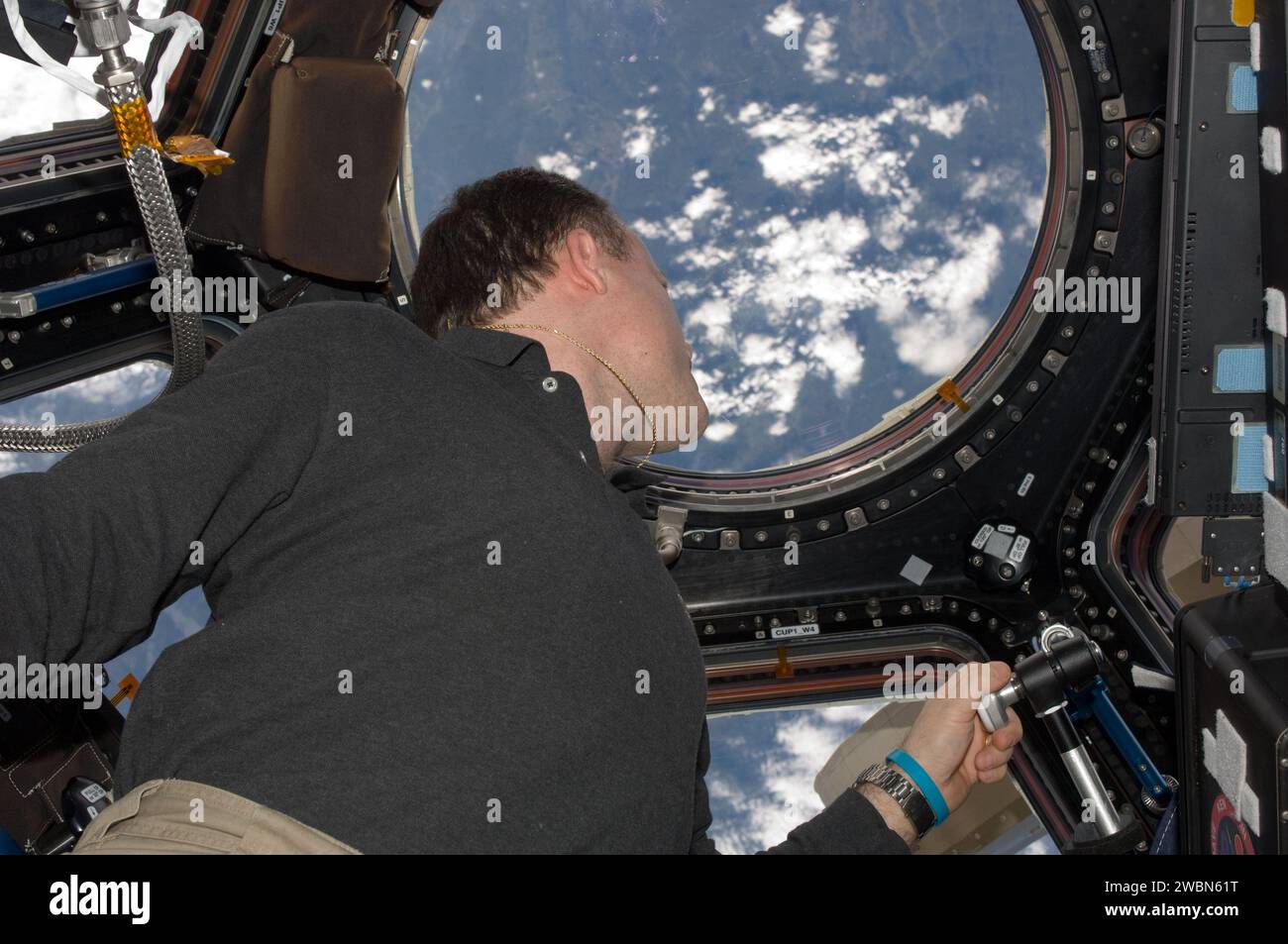ISS028-E-048060 (11 septembre 2011) --- l'astronaute de la NASA Ron Garan, ingénieur de vol de l'expédition 28, voit un point sur Terre à travers l'une des fenêtres de la coupole de la Station spatiale internationale. Banque D'Images