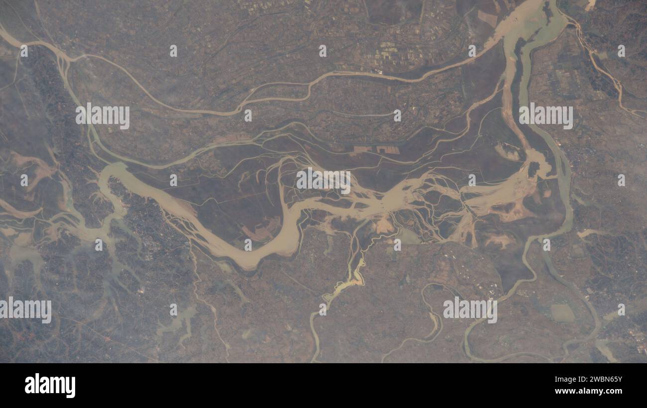À 260 miles au-dessus, la Station spatiale internationale a capturé des rivières, des lacs et des villages environnants dans la région du centre-sud de la Chine. La photographie montre des plans d'eau, des établissements et des configurations de paysage visibles depuis l'orbite le 28 novembre 2023. Banque D'Images