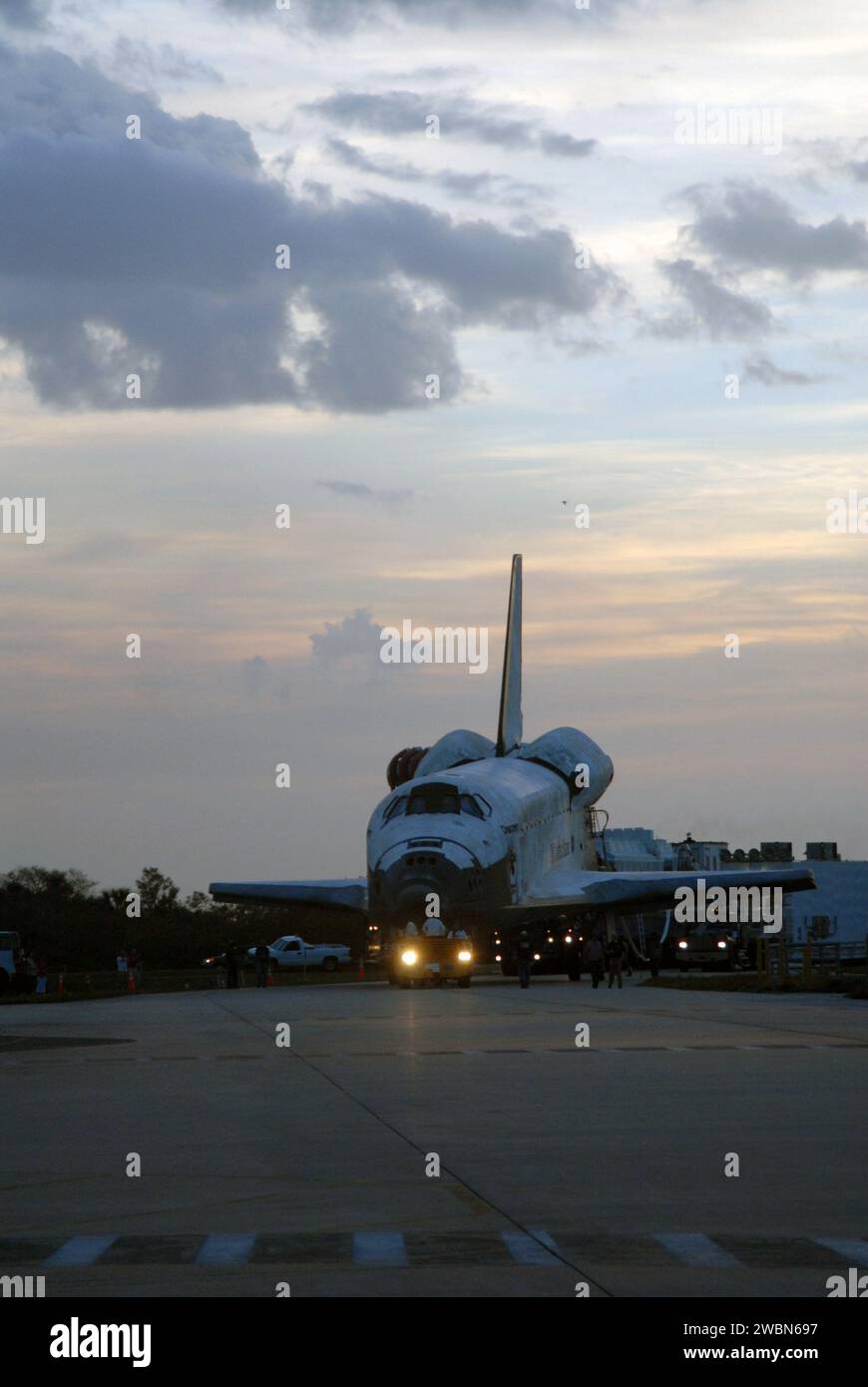 La navette spatiale Discovery a achevé sa mission STS-119, un vol de 13 jours couvrant plus de 5,3 millions de miles, et a atterri au Kennedy Space Center. Discovery a ensuite été remorqué à l'installation de traitement Orbiter 3 pour le traitement post-vol, marquant son 36e vol et le 125e dans le programme de la navette spatiale. Banque D'Images