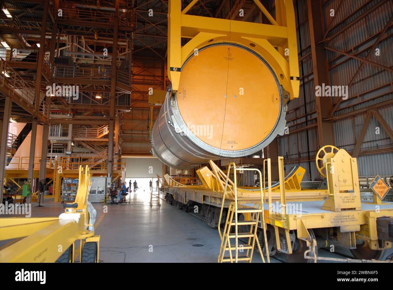 Les grues de l'installation de rotation, de traitement et de surpression soulèvent le segment central avant d'Ares I‑X de son transporteur vers une orientation verticale. Le segment sera ensuite déplacé vers un statif. Le propulseur est modifié avec des structures avant et un simulateur de cinquième segment. Les opérations d'empilement débuteront en avril au bâtiment de montage des véhicules, avec un essai en vol en juillet 2009. Banque D'Images