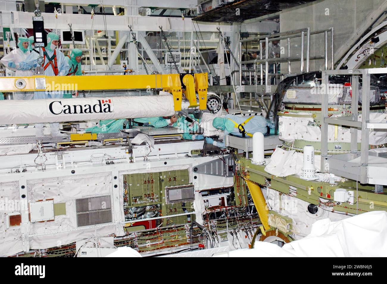 Les travailleurs de l’installation de traitement Orbiter préparent le système de télémanipulateur pour l’installation dans la baie de charge utile d’Atlantis. Le bras RMS à six articulations de 50 pieds manipule des charges utiles, y compris des objets volants libres, et dispose d'un effecteur terminal pour grappin. Atlantis doit piloter la mission STS-121 entre le 12 et le 31 juillet. Banque D'Images
