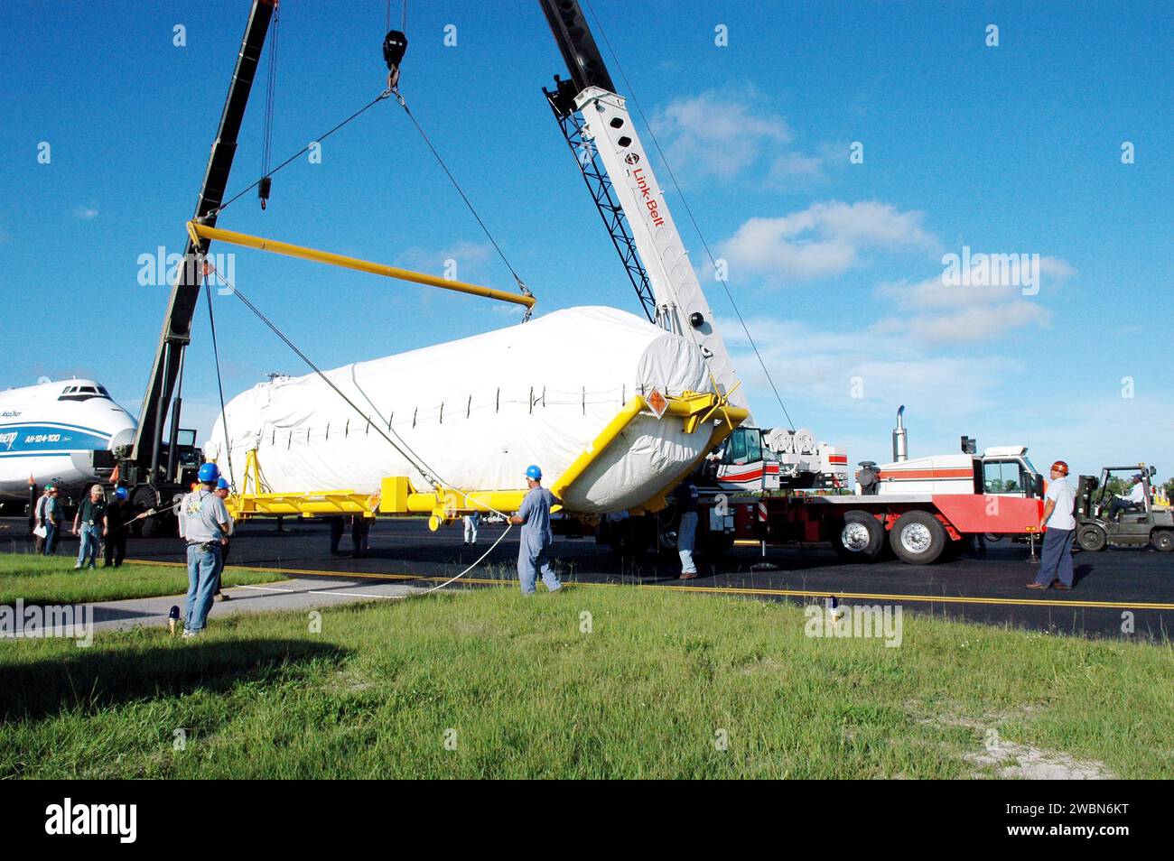 CENTRE SPATIAL KENNEDY, FLA. - À la bande de protection de la station aérienne de Cape Canaveral, une grosse grue est attachée au Centaur de deuxième étage déchargé (bloc I) pour le soulever et le placer sur un camion à plateau. Le Centaure est arrivé sur un avion cargo russe Antonov AH-124-100. L’étage supérieur du Centaur sera accouplé au Lockheed Martin Atlas V, désigné AV-007, qui est le lanceur de l’orbiteur de reconnaissance Mars (MRO). Le MRO est conçu pour une série de cartographie mondiale, de levés régionaux et d'observations ciblées à partir d'une orbite de Mars proche-polaire et à basse altitude. Ces observations ne seront pas antérieures Banque D'Images