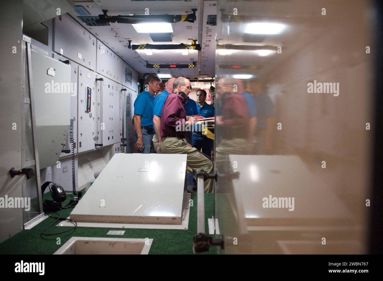 Les membres d'équipage des expéditions 30, 31 et 32 se sont entraînés aux scénarios d'urgence sur les maquettes de l'ISS dans le bâtiment 9NW le 14 juillet 2011, dans le cadre de la préparation standard pour les opérations de la station. Banque D'Images