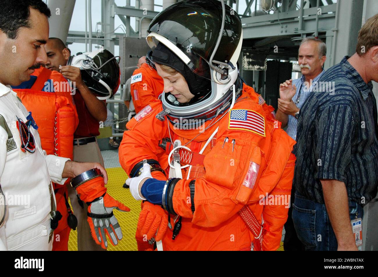 Le commandant du STS-114, Eileen Collins, pratique la sortie d'urgence de l'aire de lancement 39B à l'aide d'un panier à fil coulissant pendant les activités de test de démonstration du compte à rebours terminal, qui font partie de la formation préalable au lancement pour la première mission de retour au vol vers l'ISS avec une fenêtre de lancement du 13 au 31 juillet. Banque D'Images