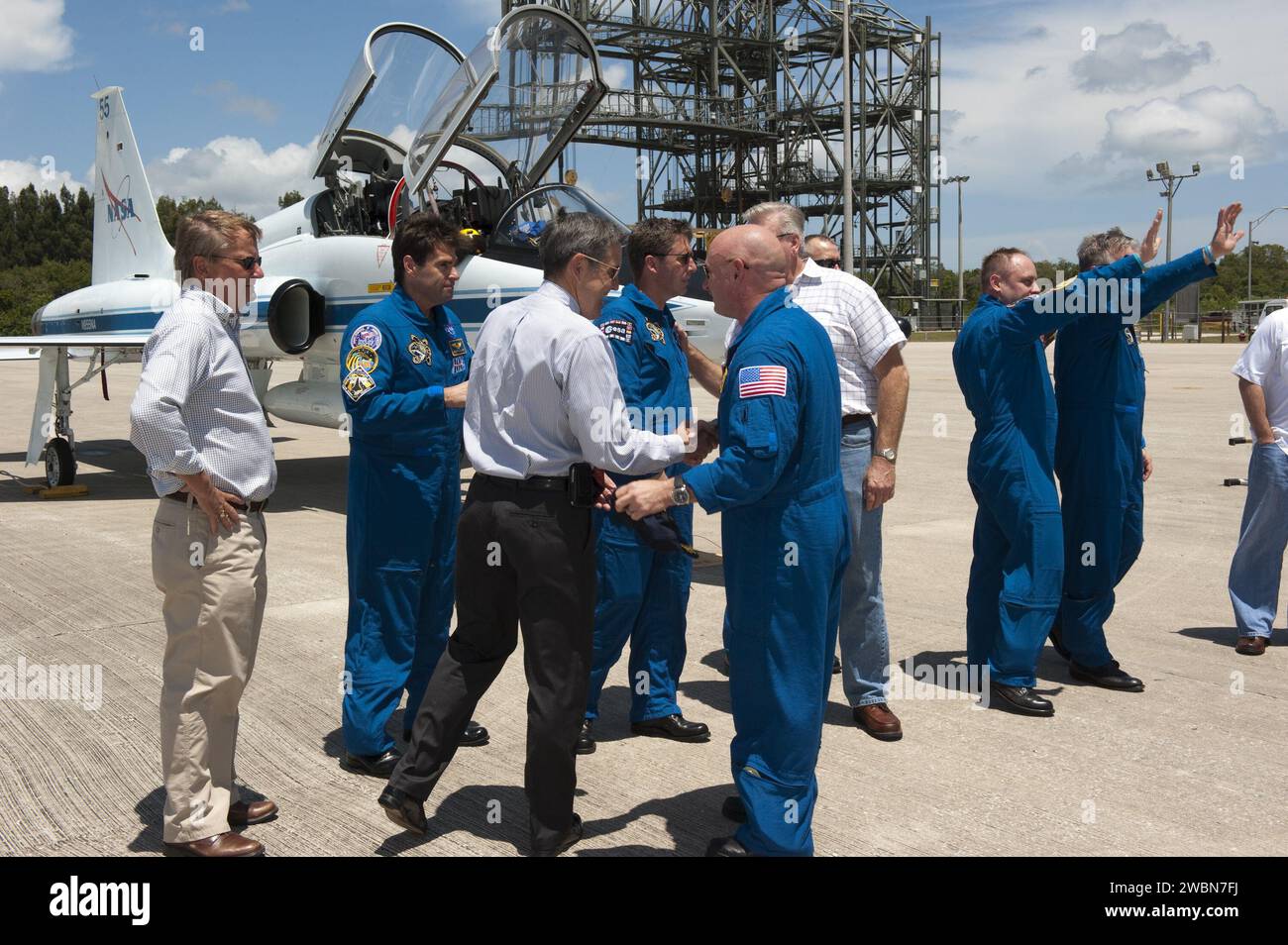 CAP CANAVERAL, Floride. -- au centre spatial Kennedy de la NASA en Floride, les membres de l'équipage STS-134 sont accueillis par le directeur du centre Kennedy Bob Cabana, le directeur du lancement de la navette Mike Leinbach et d'autres gestionnaires de la NASA après l'arrivée de l'équipage pour les derniers préparatifs du décollage de la navette Endeavour à la Station spatiale internationale. Du centre se trouvent le commandant Mark Kelly, Bob Cabana, Mike Leinbach, les spécialistes de mission Greg Chamitoff, l'astronaute de l'Agence spatiale européenne Roberto Vittori, les spécialistes de mission Andrew Feustel, Michael Fincke et le pilote Greg H. Johnson. Endeavour et son équipage wil Banque D'Images