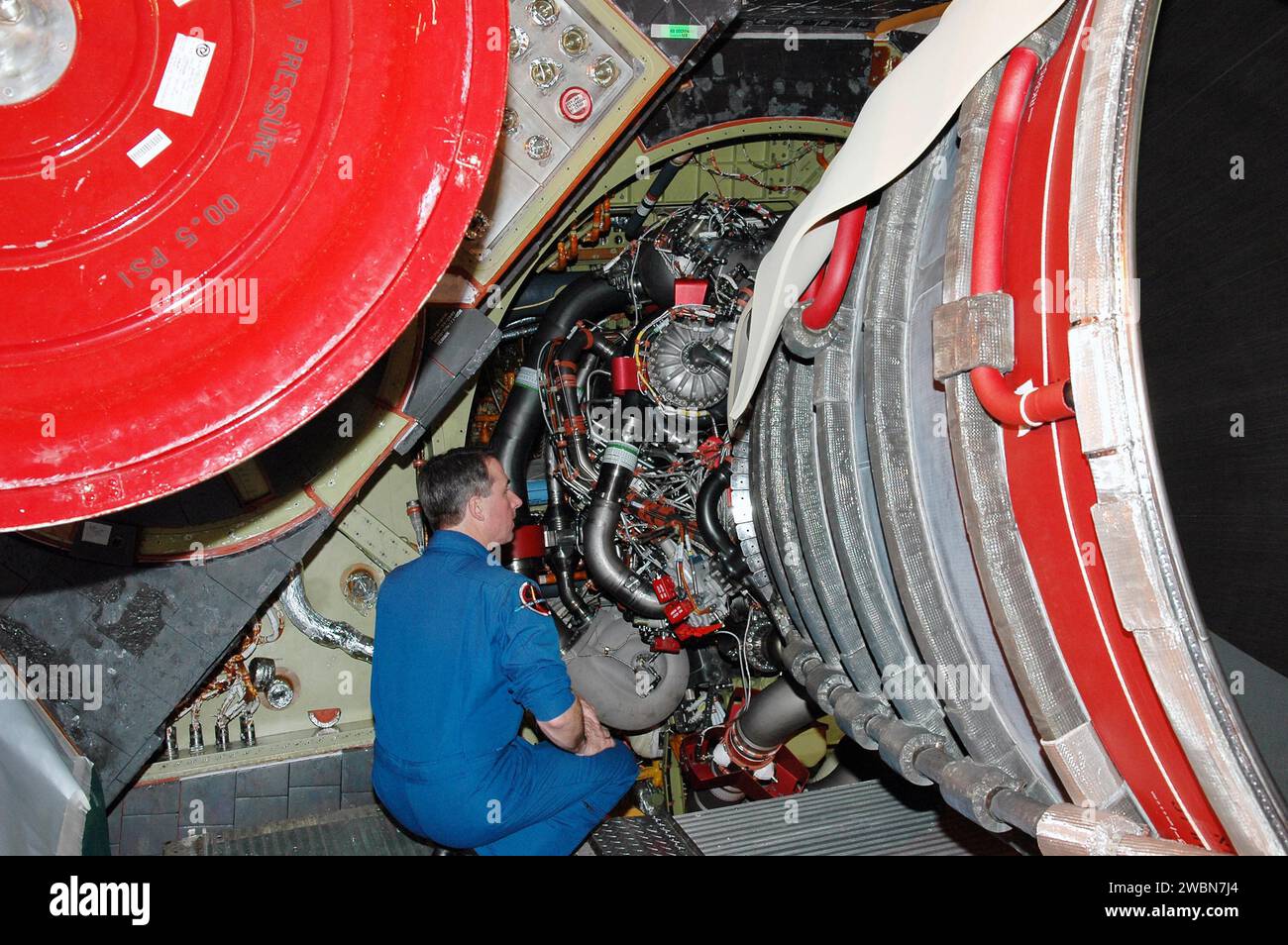 CENTRE SPATIAL KENNEDY, FLA. - Lors d'une visite à Kennedy, Stephen Robinson, spécialiste de mission STS-114, observe de près l'un des principaux moteurs récemment installés sur Discovery, le véhicule désigné pour la mission. Discovery se trouve dans l'Orbiter Processing Facility pour le traitement des lancements. Discovery est prévu pour une période de planification de lancement du 12 mai au 3 juin 2005. Banque D'Images