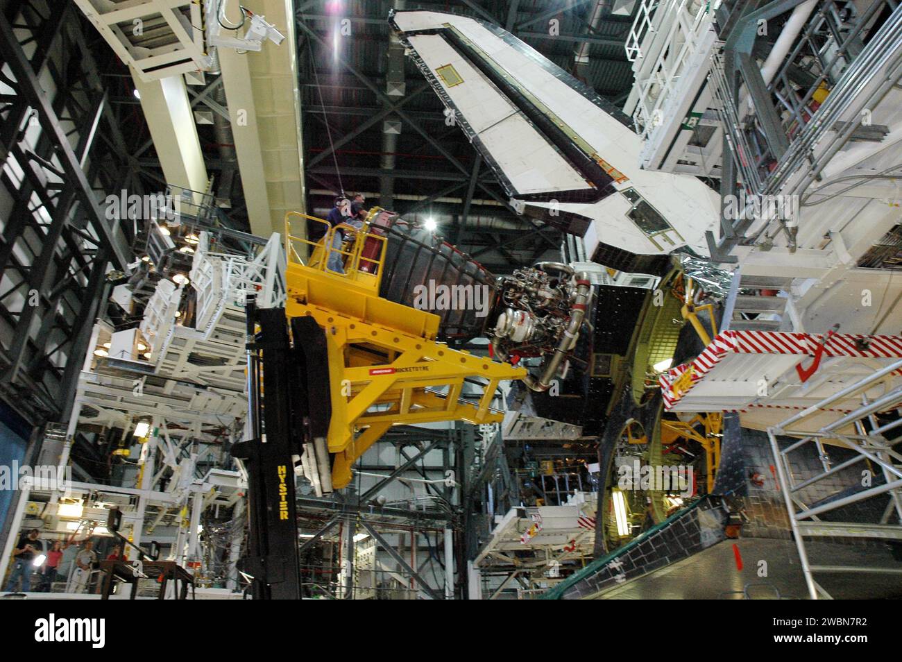 Au Kennedy Space Center, un chariot élévateur Hyster positionne un moteur principal de navette spatiale pour l'installer sur Atlantis. Chaque SSME pèse 7 000 livres et fonctionne avec deux Solid Rocket Boosters pour fournir une poussée de décollage. Atlantis est préparé pour STS-121, lancé entre le 12 juillet et le 31 juillet. Banque D'Images