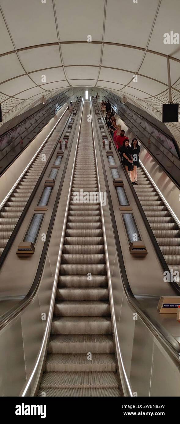 Ces escaliers mécaniques Bond Street de la station de métro sont les plus longs de la ligne Elizabeth à Londres Banque D'Images