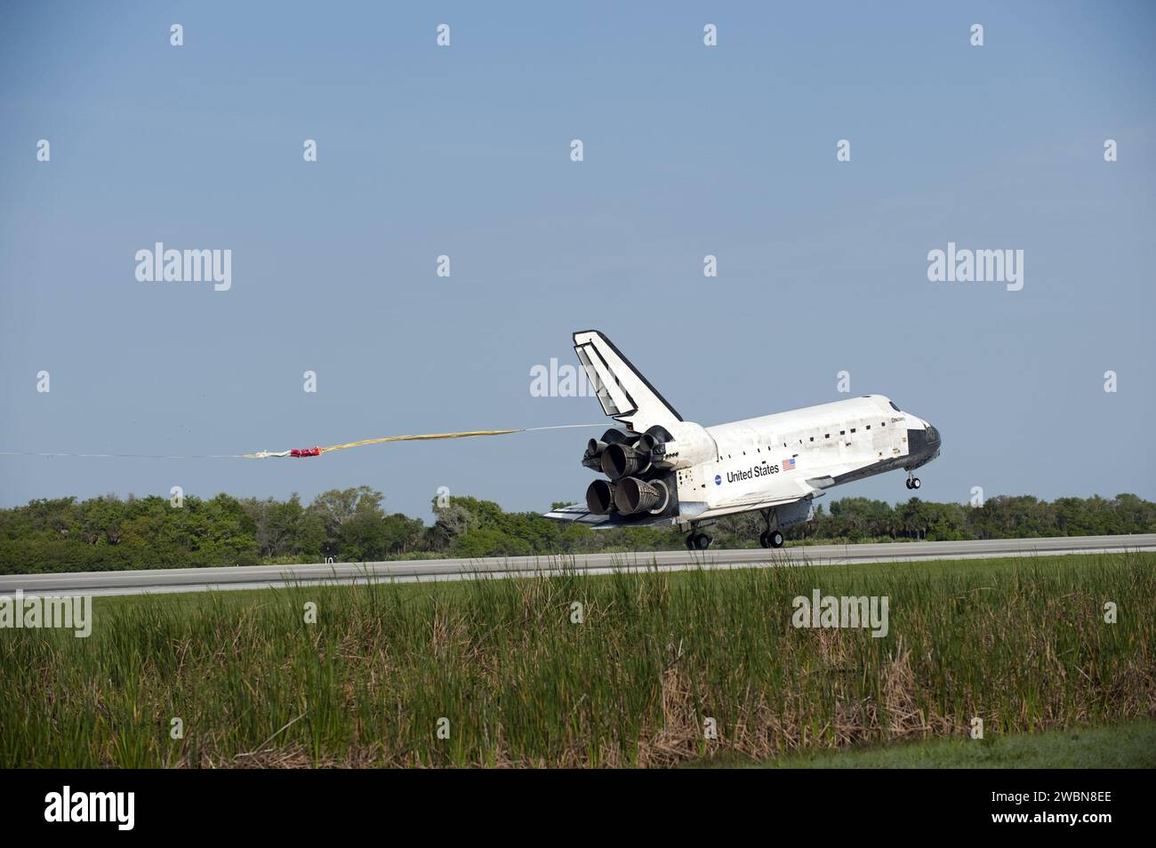 La navette spatiale Discovery déploie sa goulotte de traînée pour ralentir lors de l'atterrissage sur la piste 33 au Kennedy Space Center, complétant la mission STS-131 de 15 jours. L'équipage est revenu après avoir livré des fournitures et du matériel à la Station spatiale internationale. Banque D'Images