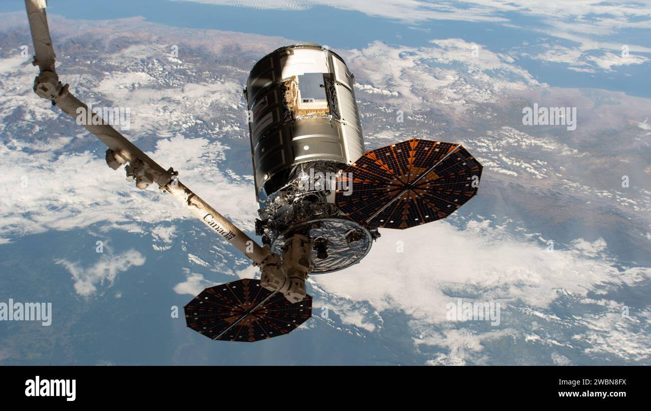 Iss063e010583 (11 mai 2020) --- le véhicule cargo Northrop Grumman (NG)-13 Cygnus (S.S. Robert Henry Lawrence Jr.) est photographié dans les poignées du bras robotisé Canadarm2 peu avant son départ de la Station spatiale internationale (ISS) pour une rentrée destructrice au-dessus de l'océan Pacifique Sud. La vue montre la charge utile HDEV (High Definition Earth Viewing) attachée au Cygnus. L ' expérience HDEV, déployée et activée en avril 2014, a placé quatre caméras HD disponibles dans le commerce à l ' extérieur de la station spatiale et les a utilisées pour diffuser des vidéos en direct de la Terre afin de les visionner Banque D'Images