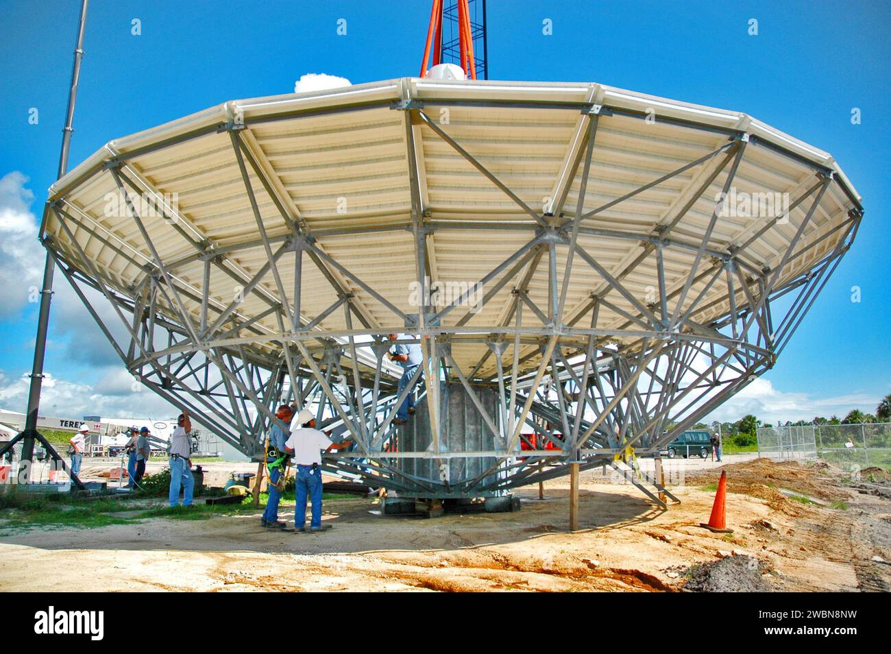 Une antenne parabolique radar en bande C de 50 pieds à North Merritt Island, en Floride, a été préparée pour être installée au sommet d'une structure de support. Le radar suivra les lancements de la navette spatiale et observera les débris pendant les missions, utilisées pour la première fois sur le STS-114, avec une fenêtre de lancement du 13 au 31 juillet. Banque D'Images