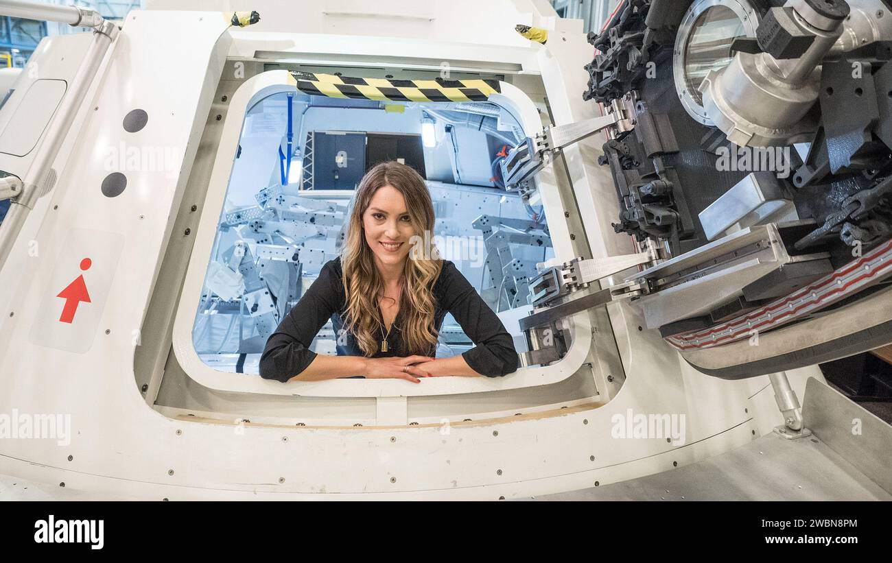 Le 23 juin 2015, Rachel Crane de CNN a visité le Johnson Space Center de la NASA à Houston, visitant le Space Vehicle Mockup Facility pour documenter les activités de simulation d'engins spatiaux. Banque D'Images