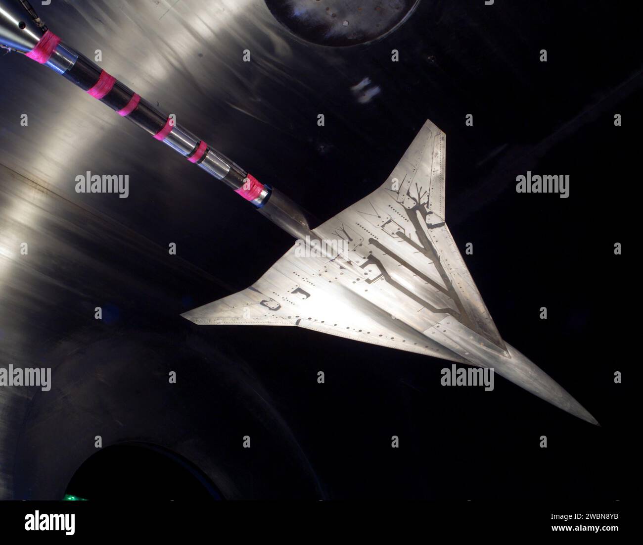 TEST DE COMPARAISON DE CHARGES NASA GLENN/NASA LANGLEY AVEC UN ÉQUILIBRE FORCE/MOMENT À 6 COMPOSANTES ET 1,7% MODÈLE DE RECHERCHE À GRANDE VITESSE 5. dans la soufflerie super sonique 10x10 Banque D'Images